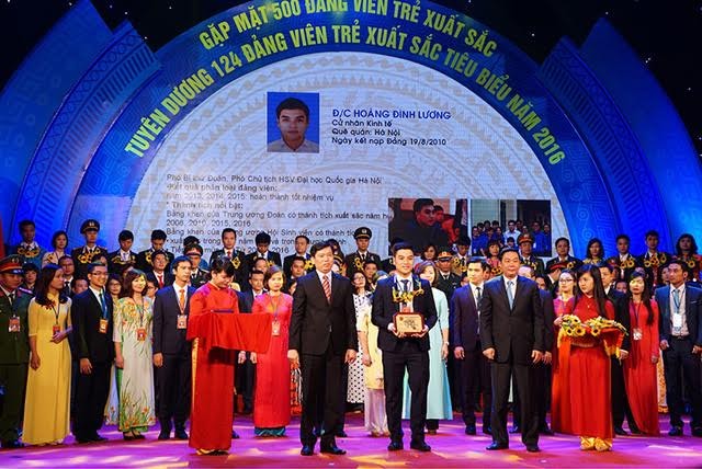 Tuyên dương 124 đảng viên trẻ xuất sắc năm 2016 Các đảng viên trẻ xuất sắc Thủ đô năm 2016 được Thành Đoàn Hà Nội tuyên dương