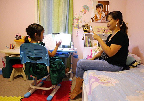 Bé gái gốc Việt 6 tuổi làm gia sư qua mạng khiến báo Mỹ kinh ngạc Mai và mẹ em đang quay video chủ đề từ vựng tiếng Anh.
