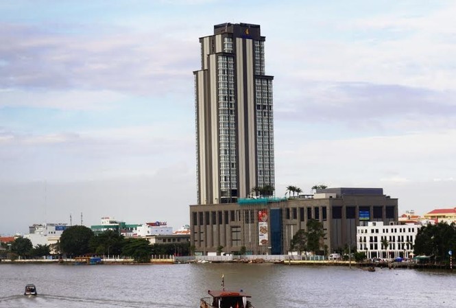 Vingroup khai trương tòa nhà cao nhất ĐBSCL Tổ hợp gồm khách sạn 5 sao (Vinpearl Cần Thơ Hotel) - trung tâm thương mại (Vincom Plaza) - nhà phố thương mại (Vincom Shophouse) lớn nhất vùng ĐBSCL.
