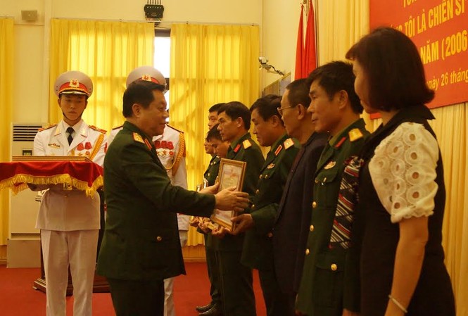 Đã có 520 chương trình “Chúng tôi là chiến sĩ” được phát sóng Trung tướng Nguyễn Trọng Nghĩa trao bằng khen của Bộ trưởng Quốc phòng cho các tập thể, cá nhân xuất sắc