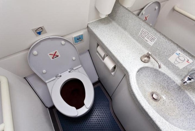 Máy bay hạ cánh giữa đường để khách… đi vệ sinh Ảnh minh họa.
