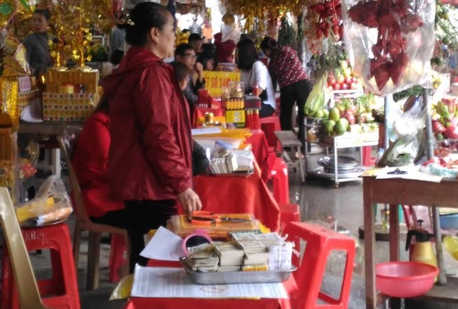 Tràn lan dịch vụ đổi tiền lẻ 'ăn chênh' tại đền Hoàng Mười Tại các quầy hàng, dịch vụ đổi tiền lẻ lấy chênh lệch vẫn diễn ra công khai.