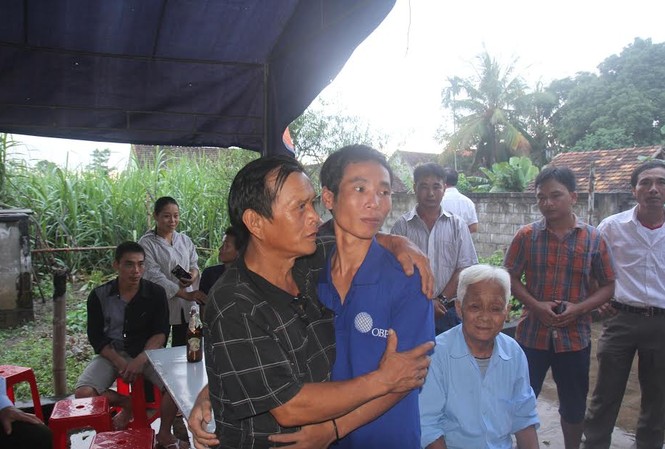 Hỗ trợ rủ ro 3 thuyền viên từng bị cướp biển Somalia bắt giữ Thuyền viên Phan Xuân Phương (áo xanh) trở về bên gia đình.