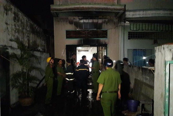 Lửa bao trùm căn nhà khi chủ đi vắng, thiêu rụi nhiều tài sản Lực lượng PCCC có mặt tại hiện trường dập tắt đám cháy