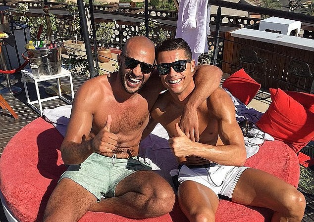 Bạn trai của Ronaldo lĩnh án 2 năm tù vì tội hành hung Badr Hari (trái) thân thiết với Ronaldo.