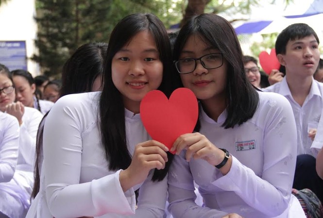 Bắt buộc nữ sinh mặc áo dài đến trường 2 buổi mỗi tuần Nữ sinh trường THPT Lương Thế Vinh mặc áo dài trong ngày khai giảng