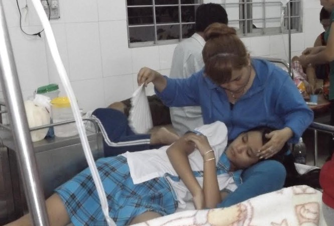 Hơn 100 học sinh tiểu học nhập viện sau bữa chiều tại trường Các cháu học sinh tiểu học phải nhập viện sau bữa cơm chiều ngày 10/2