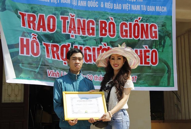 Hoa hậu người Việt tại Đan Mạch tặng bò giống cho nông dân Hoa hậu người Việt tại Đan Mạch tặng bò giống cho nông dân