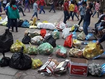 Học sinh mang phế thải đến trường để hưởng ứng... ngày sinh thái Ngổn ngang phế liệu sân trường.