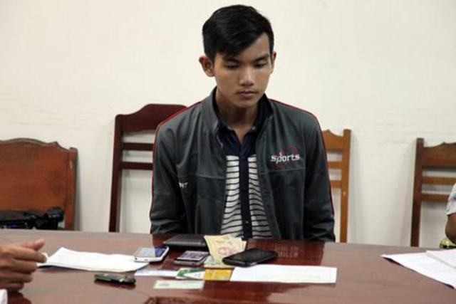 Nam sinh quay lén 40 clip nữ sinh đang tắm để tống tiền Dương Hồ Vũ đã quay lén 40 clip, ép 17 nữ sinh viên phải đưa tiền cho mình.