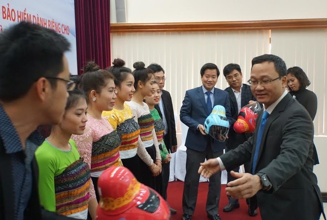 Ngắm mũ bảo hiểm độc đáo dành riêng cho phụ nữ dân tộc Thái
Trong ảnh là 5 phụ nữ dân tộc Thái đến từ Mai Châu – Hoà Bình. Các phụ nữ này đều có búi tóc trên đầu – dấu hiệu để nhận biết phụ nữ đã lập gia đình.