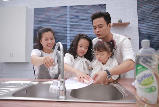 Hồng Đăng lần đầu đưa vợ và hai “thiên thần nhỏ” đi sự kiện Lần đầu cả gia đình diễn viên Hồng Đăng cùng tham gia sự kiện.