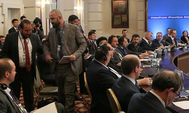 Ký thỏa thuận về khu an toàn ở Syria, đại diện phiến quân giận dữ bỏ về Thành viên của phái đoàn phiến quân Syria rời khỏi hội trường tại cuộc hòa đàm Syria hôm 4/5. Ảnh: AFP/Getty