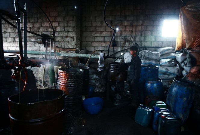 Bên trong xưởng chiết xuất nhiên liệu ở thành phố bị vây hãm Syria Bên trong xưởng chiết xuất nhiên liệu ở thành phố bị vây hãm Syria
