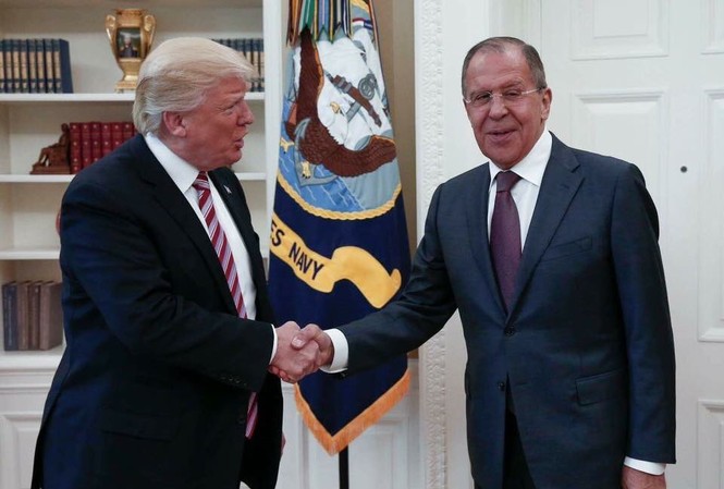 Nhà Trắng tức giận vì Nga đăng ảnh Ngoại trưởng bắt tay Trump Tổng thống Mỹ Trump bắt tay Bộ trưởng Ngoại giao Nga Sergey Lavrov tại Phòng Bầu Dục hôm 10/5. Ảnh: Twitter Bộ Ngoại giao Nga