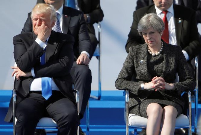 Tổng thống Mỹ lên án vụ rò rỉ tin điều tra đánh bom ở Manchester Tổng thống Mỹ Donald Trump và Thủ tướng Anh Theresa May trong một buổi lễ tại trụ sở mới của NATO trước hội nghị thượng đỉnh. Ảnh: Reuters