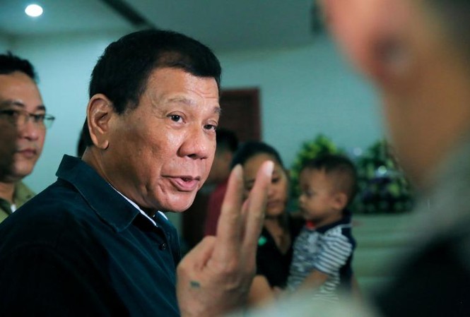 Ông Duterte: Sự kiện ở Mindanao không phải do Maute mà là IS gây ra Tổng thống Philipin Rodrigo Duterte đến viếng các binh lính bị giết tại thành phố Marawi trong cuộc chiến với phiến quân Hồi giáo cực đoan vào ngày 26/5. Ảnh: Dinh Tổng thống Malacanang cung cấp