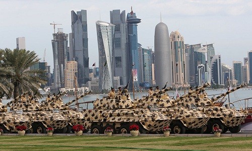 Tiềm lực quân sự ‘mỏng’, Qatar làm sao đối phó với chiến tranh? Xe tăng Leopard của quân đội Qatar trong một buổi diễu binh tại Doha. Ảnh: Sputnik.