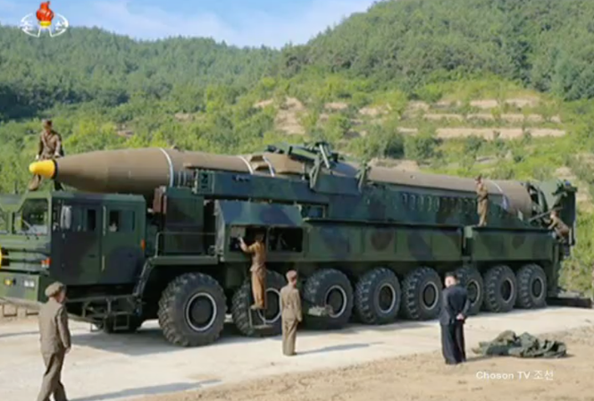 Hàn Quốc cảnh cáo Triều Tiên, Trung Quốc kêu gọi các bên kiềm chế Ông Kim Jong-un giám sát thử nghiệm tên lửa Hwasong 14. Ảnh cắt từ video
