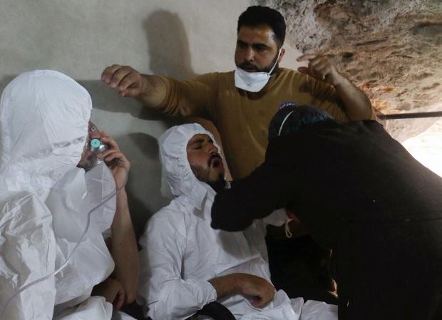 Nga ‘vạch lỗi’ cáo buộc của Mỹ về vụ tấn công hóa học ở Syria Công tác cứu hộ kịp thời ở vụ tấn công Khan Sheikhoun hồi tháng 4 khiến Nga đặt nghi vấn. Ảnh: Reuters