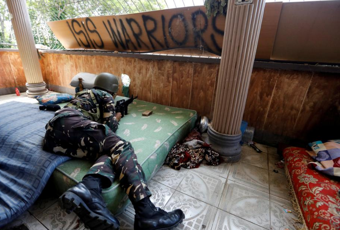 Philippines cần một năm để chấm dứt cuộc chiến tại Marawi? Binh sĩ Philippines tại cuộc chiến ở Marawi. Ảnh: Reuters