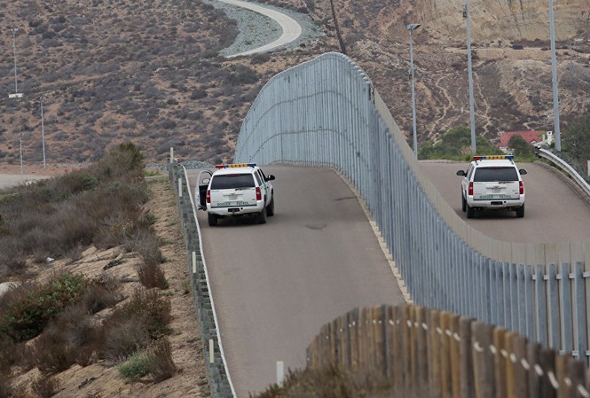 Sau Triều Tiên, đến lượt Mexico phản bác bài viết trên Twitter của Trump Lực lượng an ninh Mỹ tuần tra biên giới Mỹ-Mexico tại San Ysidro, California. Ảnh: AFP