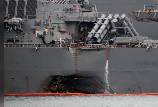 Thi thể 10 thủy thủ mất tích đều mắc kẹt trong tàu John S.McCain Tàu khu trục USS John S.McCain bị đâm thủng sau vụ va chạm với tàu buôn hôm 21/8. Ảnh: Reuters