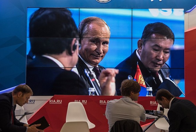 Putin: Tillerson lạc lối ở Washington, sẽ bảo đảm an toàn cho Bình Nhưỡng Tổng thống Nga Vladimir Putin tại Diễn đàn Kinh tế phương Đông 2017. Ảnh: Sputnik