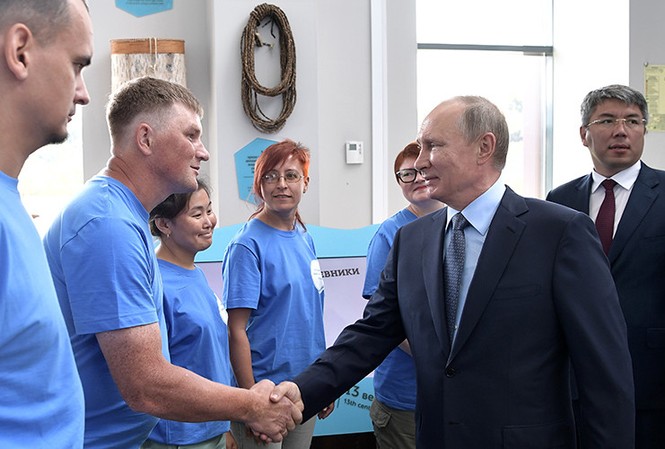 Rộ tin Putin sẽ tái tranh cử tổng thống với tư cách ứng viên độc lập Tổng thống Vladimir Putin trong chuyến thăm các vùng phía đông nước Nga hồi tháng trước. Ảnh: Sputnik
