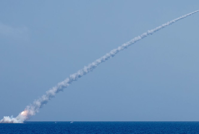 Tàu ngầm Nga phóng tên lửa hành trình nhắm mục tiêu khủng bố ở Syria Tàu ngầm Nga phóng tên lửa hành trình Kalibr tấn công mục tiêu khủng bố ở Syria hôm 14/9. Ảnh: Sputnik