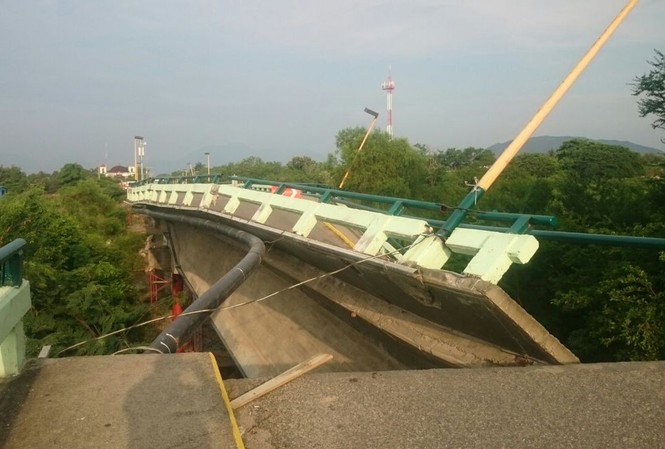 Nỗi đau chưa dứt, Mexico lại hứng chịu thêm 2 trận động đất mới Hai trận động đất mới ở miền nam Mexico khiến một cây cầu bị đổ sập. Ảnh: Twitter