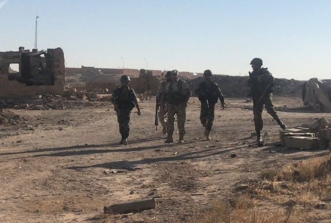 Bộ trưởng Quốc phòng Nga: IS còn kiểm soát 5% lãnh thổ Syria Quân đội Syria tuần tra ở phía đông Deir ez-Zor. Ảnh: Sputnik