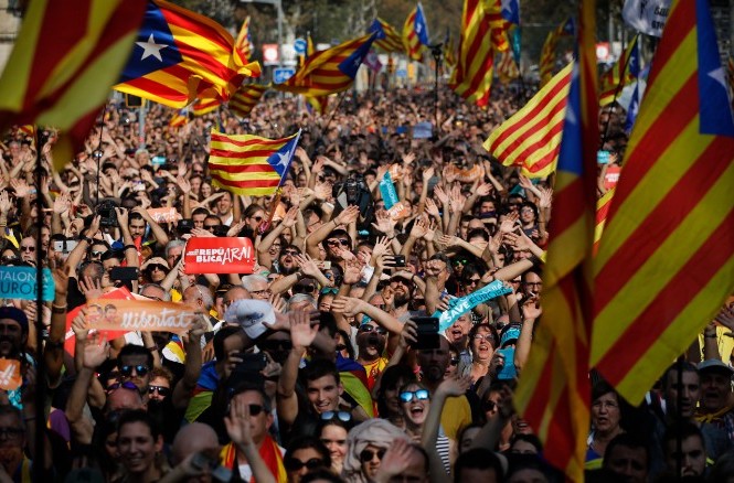 ‘Đòn’ ra tay đầu tiên của Madrid trước việc tuyên bố độc lập của Catalonia ‘Đòn’ ra tay đầu tiên của Madrid trước việc tuyên bố độc lập của Catalonia