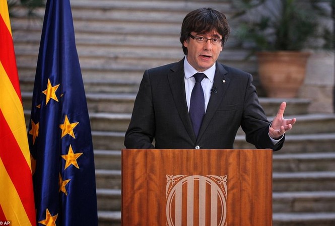 Tin nóng: Lãnh đạo Catalonia chạy trốn sang Brussels Nhà lãnh đạo vừa bị cách chức của Catalonia Carles Puigdemont. Ảnh: AP