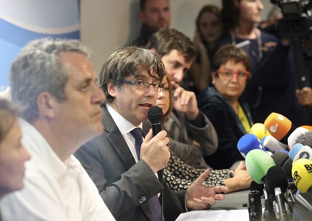 Puigdemont bác tin bỏ trốn, Madrid hủy tuyên bố độc lập của Catalonia Lãnh đạo vừa bị cách chức của Catalonia Carles Puigdemont phát biểu trong cuộc họp báo ở Bỉ và 31/10. Ảnh: AP