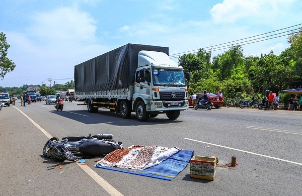 Truy tìm xe container đâm chết người nước ngoài rồi bỏ chạy Hiện trường vụ tai nạn