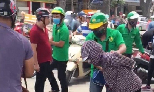 Bản tin 8H: Trinh sát mật phục, tóm gọn nhóm ‘nữ quái’chuyên móc túi Một "nữ quái" bị trinh sát bắt quả tang khi đang dàn cảnh móc túi.