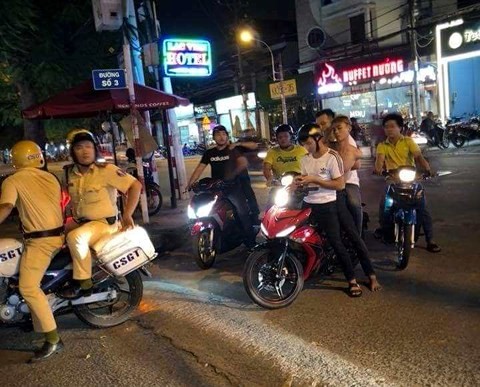 Bản tin 8H: Bị truy đuổi, nhóm cướp dùng dao tấn công người dân Đối tượng Danh (cởi trần) bị bắt giữ.