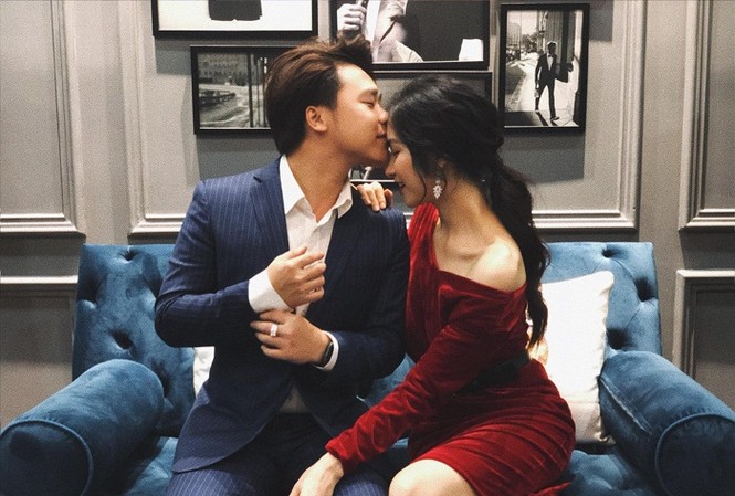 Hoà Minzy ‘bênh’ bạn trai sau khi được chúc sinh nhật ngọt ngào Bạn trai tình tứ hôn trán Hoà Minzy.