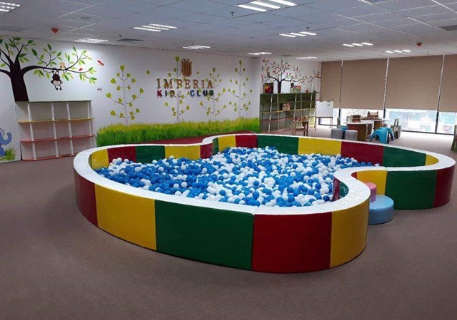 Bản tin 14H: Bé 8 tuổi bị người lớn hành hung vì mâu thuẫn với bạn Khu vui chơi xảy ra vụ người lớn hành hung bé trai.