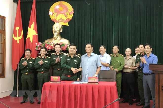 Bộ Quốc phòng bàn giao hơn 14ha đất cho thành phố Hải Phòng Quang cảnh lẽ ký biên bản bàn giao giữa Bộ Quốc phòng về Ủy ban Nhân dân thành phố Hải Phòng. (Ảnh: An Đăng/TTXVN)