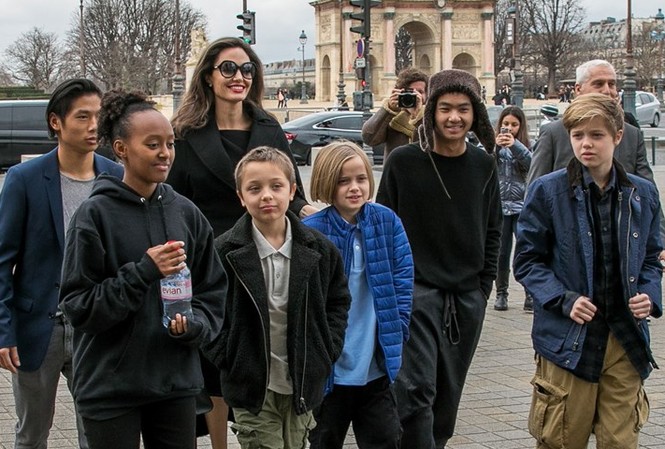 6 người con ‘mệt mỏi’ với Angelina Jolie, muốn được sống cùng bố? Angelina và Brad đang giành quyền nuôi con.