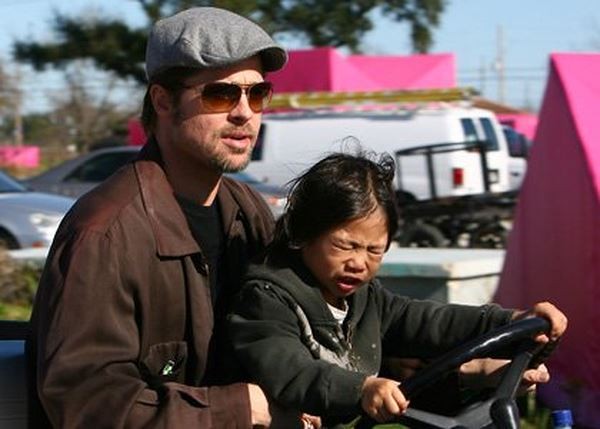 Angelina Jolie tiết lộ bất ngờ về chuyện nhận nuôi Pax Thiên Brad Pitt bên con trai Pax Thiên lúc nhỏ.