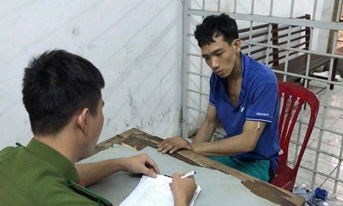 Bản tin 8H: Đi cướp bị kẹt dưới cống, đối tượng được công an giải cứu Thái tại cơ quan công an. Ảnh:KL