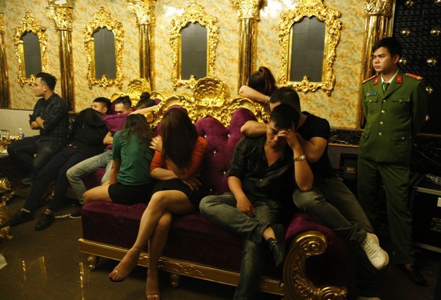 Đình chỉ công tác cô giáo dự 'tiệc ma túy' trong quán karaoke Hai nữ viên chức giáo dục bị bắt quả tang khi đang sử dụng chất ma túy tập thể trong quán karaoke.