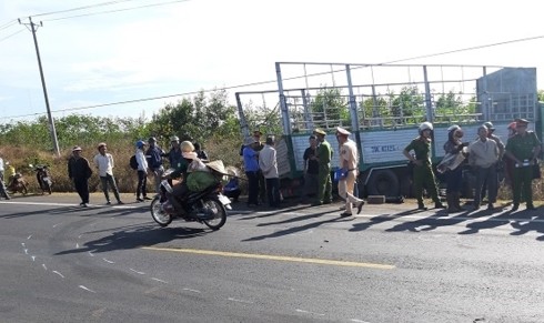 Bản tin 8H: Xe tải gãy trục, 3 chị em ruột tử vong thương tâm Hiện trường vụ tai nạn. Ảnh: VOV