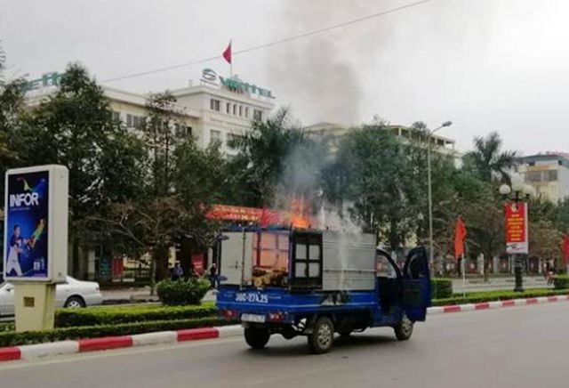 Hy hữu: Xe tải bốc cháy khi chở nồi bánh chưng đang nấu dở Ngọn lửa bùng lên khi nồi bánh chưng vẫn đang nấu dở trên chiếc xe tải