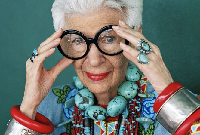 Biểu tượng thời trang 97 tuổi trở thành người mẫu già nhất thế giới Iris Apfel.
