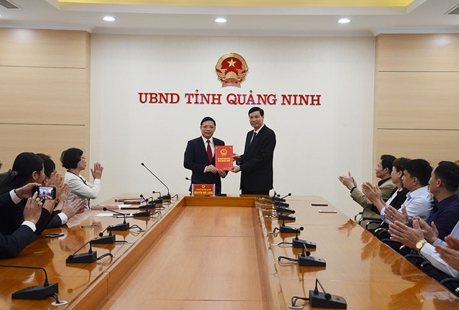 Nhân sự mới Quảng Ninh, Nghệ An, Thanh Hóa, TPHCM Chủ tịch UBND tỉnh Quảng Ninh trao quyết định cho đồng chí Nghiêm Xuân Cường.
