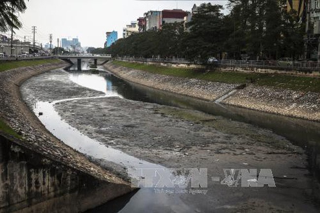 Bản tin 8H: Nước sông, hồ Hà Nội có hàm lượng dầu mỡ cao Ảnh minh họa.